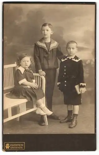 Fotografie A. Wertheim, Berlin, Oranienstr., Zwei Jungen und Mädchen in zeitgenössischer Kleidung