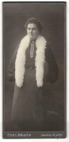 Fotografie Carl Reisch, Davos-Platz, Bürgerliche Dame mit einer Boa