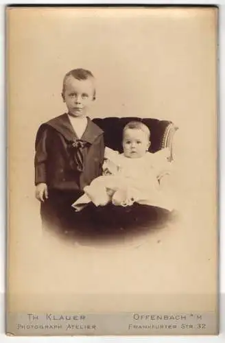 Fotografie Th. Klauer, Offenbach a. M., Frankfurter Str. 32, Kleiner Junge im Matrosenhemd mit einem Kleinkind
