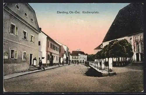 AK Eferding /Ob.-Öst., Passanten auf dem Kirchenplatz