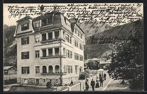 AK Hofgastein, Besucher vor dem Kurhaus Habsburg