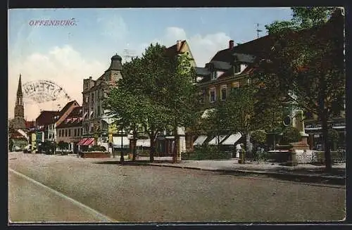 AK Offenburg, Strassenpartie mit Gebäudeansicht