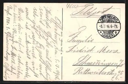 AK Offenburg, Strassenpartie mit Gebäudeansicht