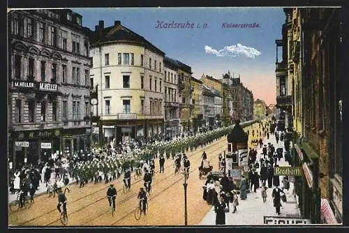 AK Karlsruhe i. B., Kaiserstrasse mit Militärparade und Radfahrern