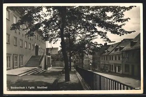 AK Reichenbach i. Vgtld., Stadtbad mit Strasse
