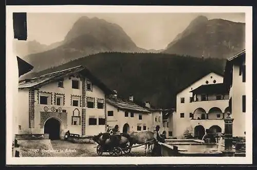 AK Schuls, Partie auf dem Dorfplatz mit Alpenpanorama