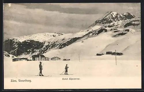 AK Zürs /Vorarlberg, Hotel Alpenrose mit Skiläufern und Bergpanorama