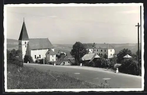 AK Pack, Ortspanorama mit Kirche und Strasse