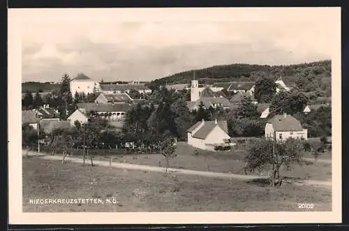 AK Kreuzstetten /N. Ö., Niederkreuzstetten mit der Kirche