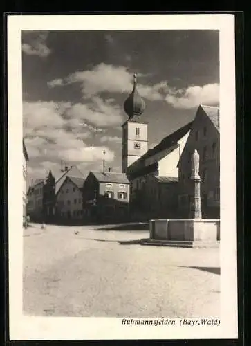 AK Ruhmannsfelden /Bayr. Wald, Strassenpartie mit Brunnen und Blick zur Kirche