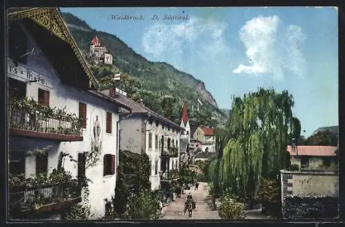 AK Waidbruck, Strassenpartie mit Blick auf Kirche und Burg