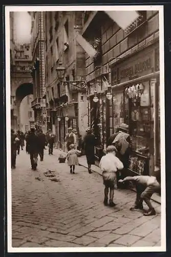 AK Genova, belebte Strassenszene, Leute an den Geschäften, Kinder spielen auf der Strasse