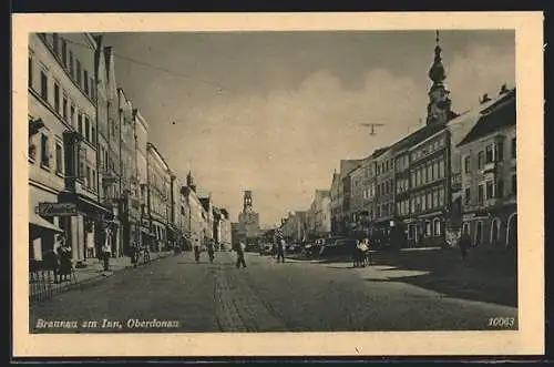 AK Braunau am Inn, Strassenpartie mit Turmblick