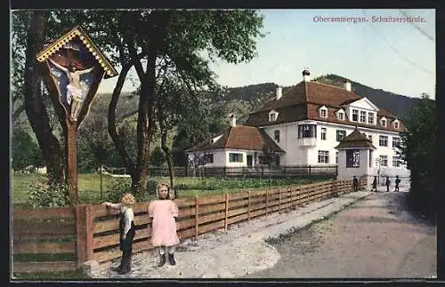AK Oberammergau, Strassenpartie mit Schnitzerschule und Flurkreuz