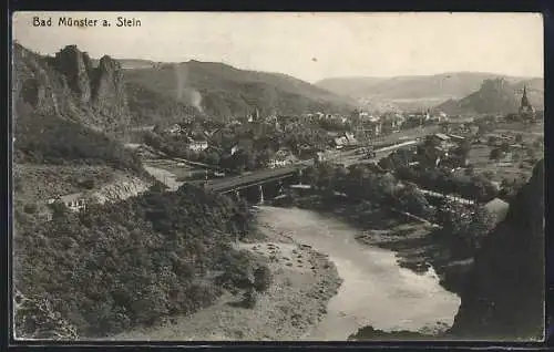 AK Bad Münster a. Stein, Ortsansicht mit Flusspartie und Brücke