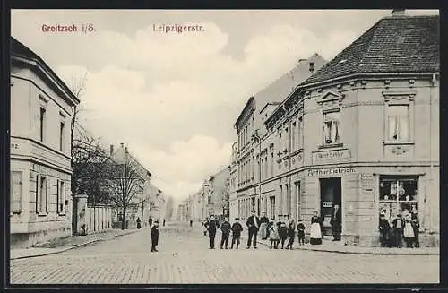 AK Groitzsch / Sa., Passanten in der Leipzigerstrasse