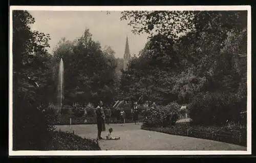 AK Trautenau, Kinder im Park, Springbrunnen