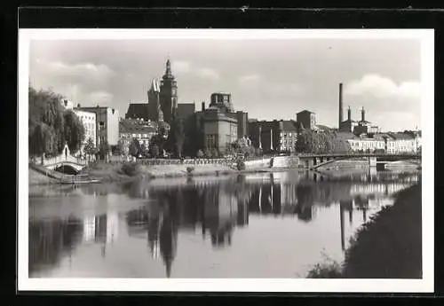 AK Königgrätz / Hradec Kralove, Blick über den Fluss auf die Innenstadt