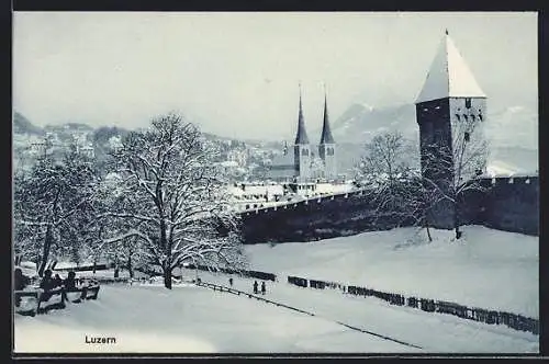 AK Luzern, Stadtmauer mit Turm im Schnee