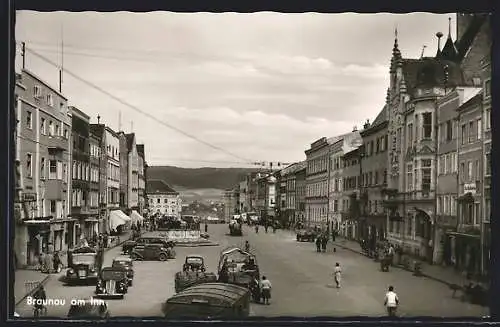 AK Braunau am Inn, Strassenpartie mit Autos und Geschäften