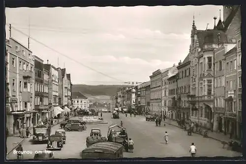 AK Braunau am Inn, Strassenpartie mit Brunnen