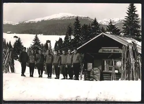 AK Riezlern /Kleinwalsertal, Skischule Parsenn, Skifahrer vor dem Büro