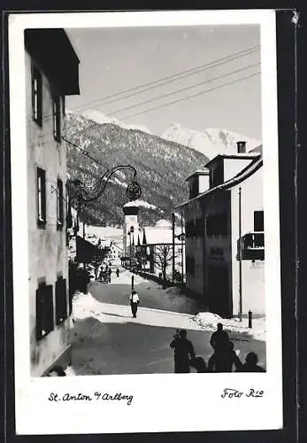 AK St. Anton /Arlberg, Strassenpartie mit Gasthaus