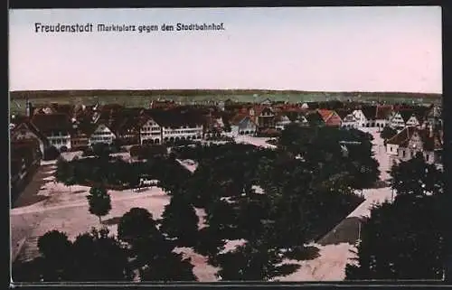 AK Freudenstadt, Teilansicht mit Marktplatz gegen den Stadtbahnhof