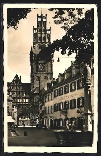 AK Freiburg / Breisgau, Oberlinden-Brunnen und das Schwabentor