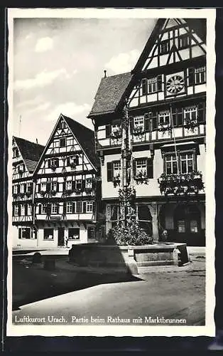 AK Urach / Luftkurort, Partie beim Rathaus mit Marktbrunnen