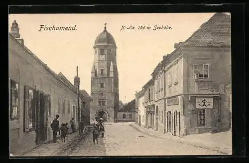 AK Fischamend, Strassenpartie mit Blick zum Torturm