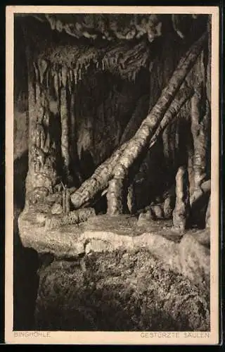 AK Binghöhle, Gestürzte Säulen liegen in der Höhle