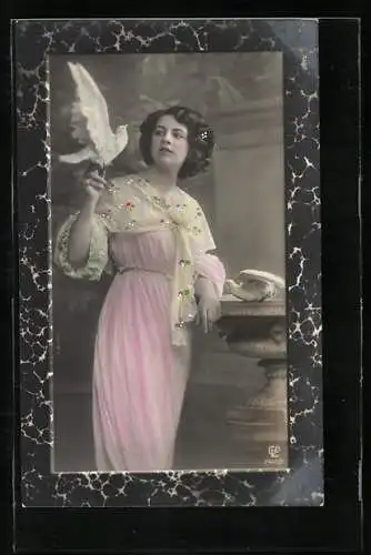 Foto-AK GL Co: Dame mit Taube auf der Hand