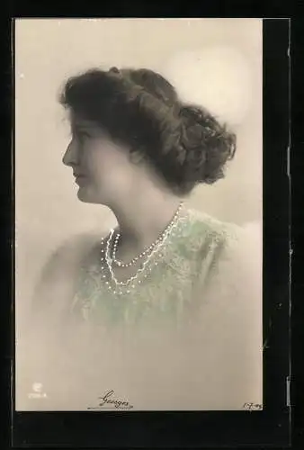 Foto-AK GL Co Nr. 2106 /6: Profil einer jungen Dame mit Perlenkette und hochgesteckten Haaren