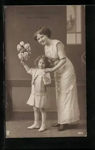 Foto-AK GL Co Nr. 3661 /4: Junge Mutter mit ihrer Tochter, Rosenstrauss zum Namenstag