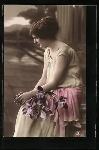 Foto-AK GL Co Nr. 4301 /2: Junge Frau sitzt mit gefalteten Händen auf einer Bank