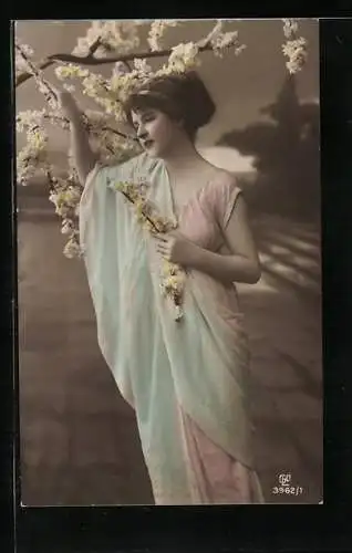Foto-AK GL Co Nr. 3962 /1: Schöne junge Frau unter einem blühenden Ast