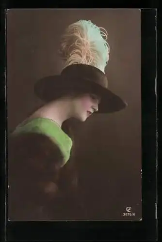 Foto-AK GL Co Nr. 3879 /6: Profil einer schönen jungen Frau mit Federhut
