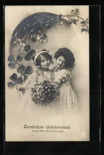Foto-AK GL Co Nr. 2526 /6: Zwei junge Mädchen mit Blumenstrauss und Kleeblättern zum Namenstag