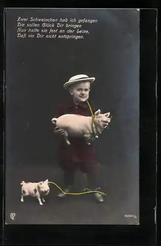 Foto-AK GL Co Nr. 1634t /1: Kleiner Bursche hebt ein Glücksschwein hoch