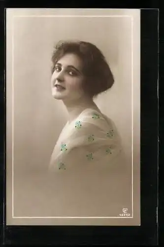 Foto-AK GL Co Nr. 4937 /2: Junge schöne Frau lächelt über ihre Schulter