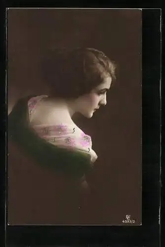 Foto-AK GL Co Nr. 4973 /2: Rückansicht einer jungen Dame mit grünem Tuch