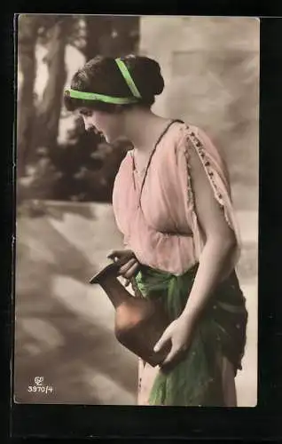 Foto-AK GL Co Nr. 3970 /4: Junge Dame mit Krug in der Hand