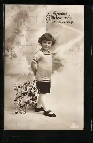 Foto-AK GL Co Nr. 4978 /2: Kleines Kind mit grossem Blütenzweig