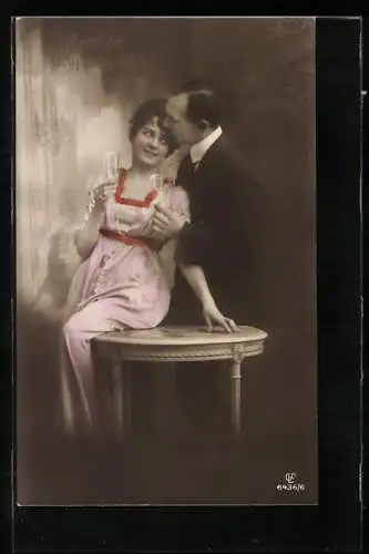 Foto-AK GL Co Nr. 6436 /6: Junger Mann gibt seiner Liebsten einen Stirnkuss an Neujahr