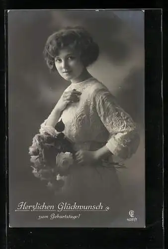 Foto-AK GL Co Nr. 4281 /1: Junge Dame im weissen Kleid mit Spitze und Rosenstrauss