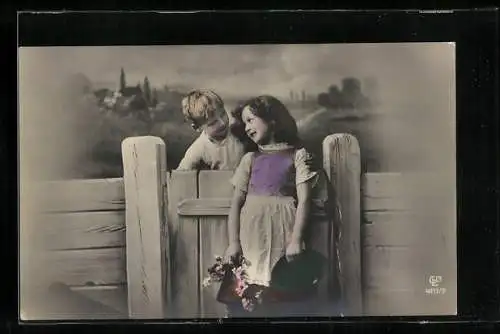 Foto-AK GL Co Nr. 4111 /2: Kleines Pärchen begrüsst sich am Zauntor
