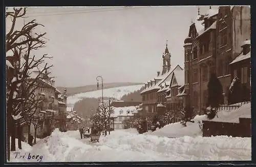 AK Triberg, Strassenpartie mit Passanten im Schnee