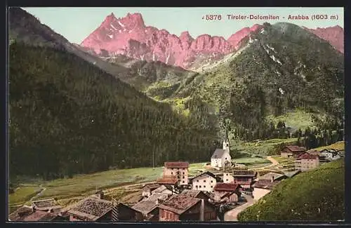 AK Arabba /Tiroler Dolomiten, Ortsansicht gegen die Berge