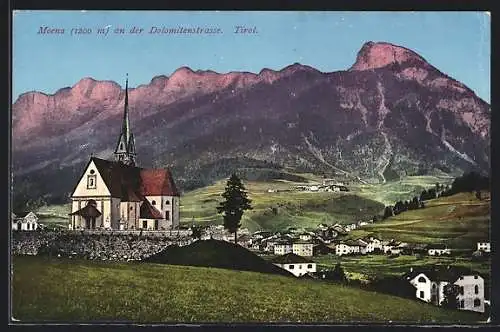 AK Moena an der Dolomitenstrasse, Die Kirche gegen den Bergkamm